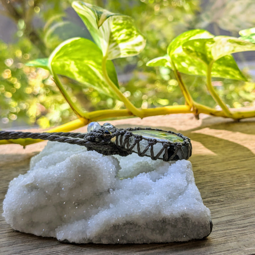 ☆虹入り☆黒雲母入り☆レインボームーンストーン・ホワイト