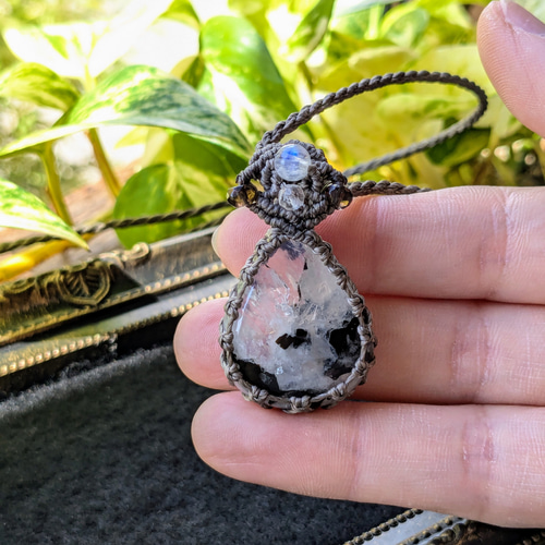 ☆虹入り☆黒雲母入り☆レインボームーンストーン・ホワイト