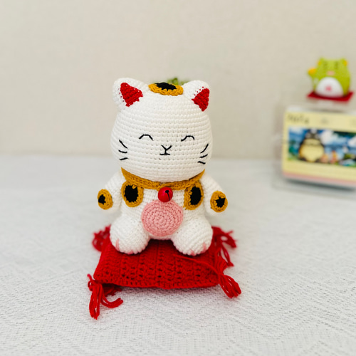 招き猫 三毛猫 あみぐるみ 置物 （Amazon.co.jp: 九谷焼 招き猫