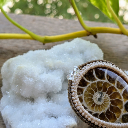 ☆アンモナイト(化石)☆マクラメ編みネックレス 230・マクラメ