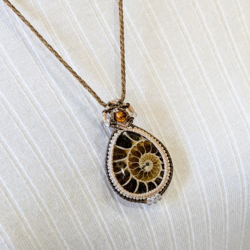 ☆アンモナイト(化石)☆マクラメ編みネックレス 230・マクラメ
