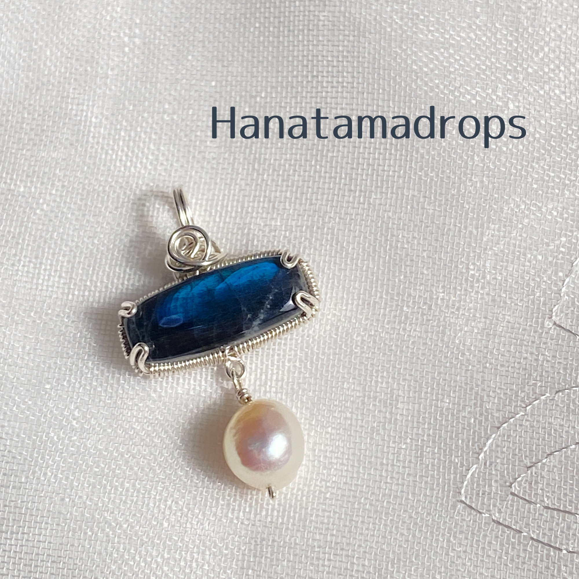 深淵を覗くブルー　ラブラドライトと淡水パールのペンダントトップ