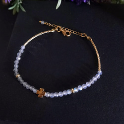 ブルーシラー*天然 ラブラドライト*「幸運の四つ葉」  極細ブレスレット 2枚目の画像