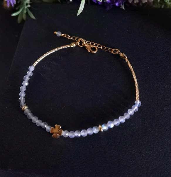 ブルーシラー*天然 ラブラドライト*「幸運の四つ葉」  極細ブレスレット 2枚目の画像
