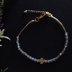 ブルーシラー*天然 ラブラドライト*「幸運の四つ葉」  極細ブレスレット 3枚目の画像