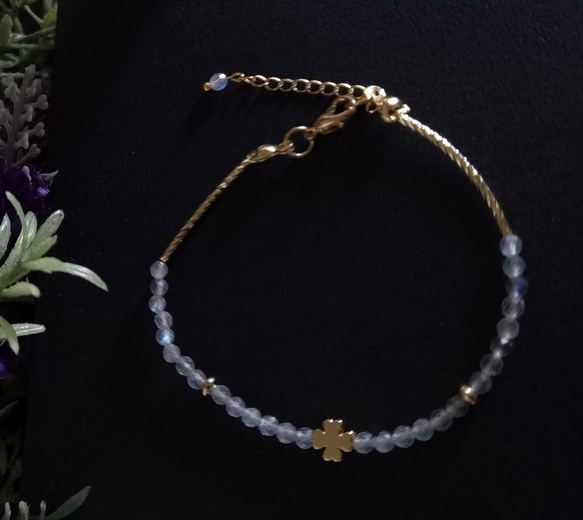 ブルーシラー*天然 ラブラドライト*「幸運の四つ葉」  極細ブレスレット 3枚目の画像