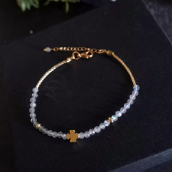 ブルーシラー*天然 ラブラドライト*「幸運の四つ葉」  極細ブレスレット 1枚目の画像