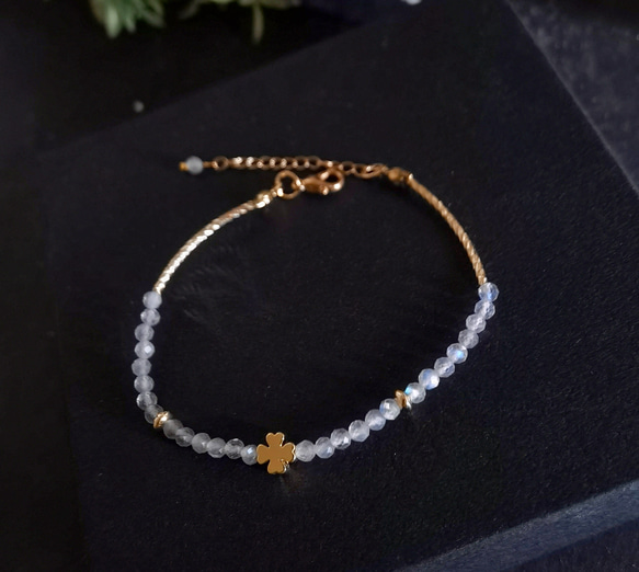 ブルーシラー*天然 ラブラドライト*「幸運の四つ葉」  極細ブレスレット 1枚目の画像