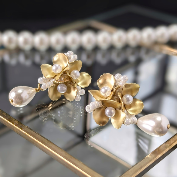 ゴールドフラワー×ドロップ貝パールが揺れるピアス/イヤリング