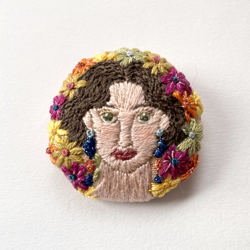 綺麗なお姉さんブローチ