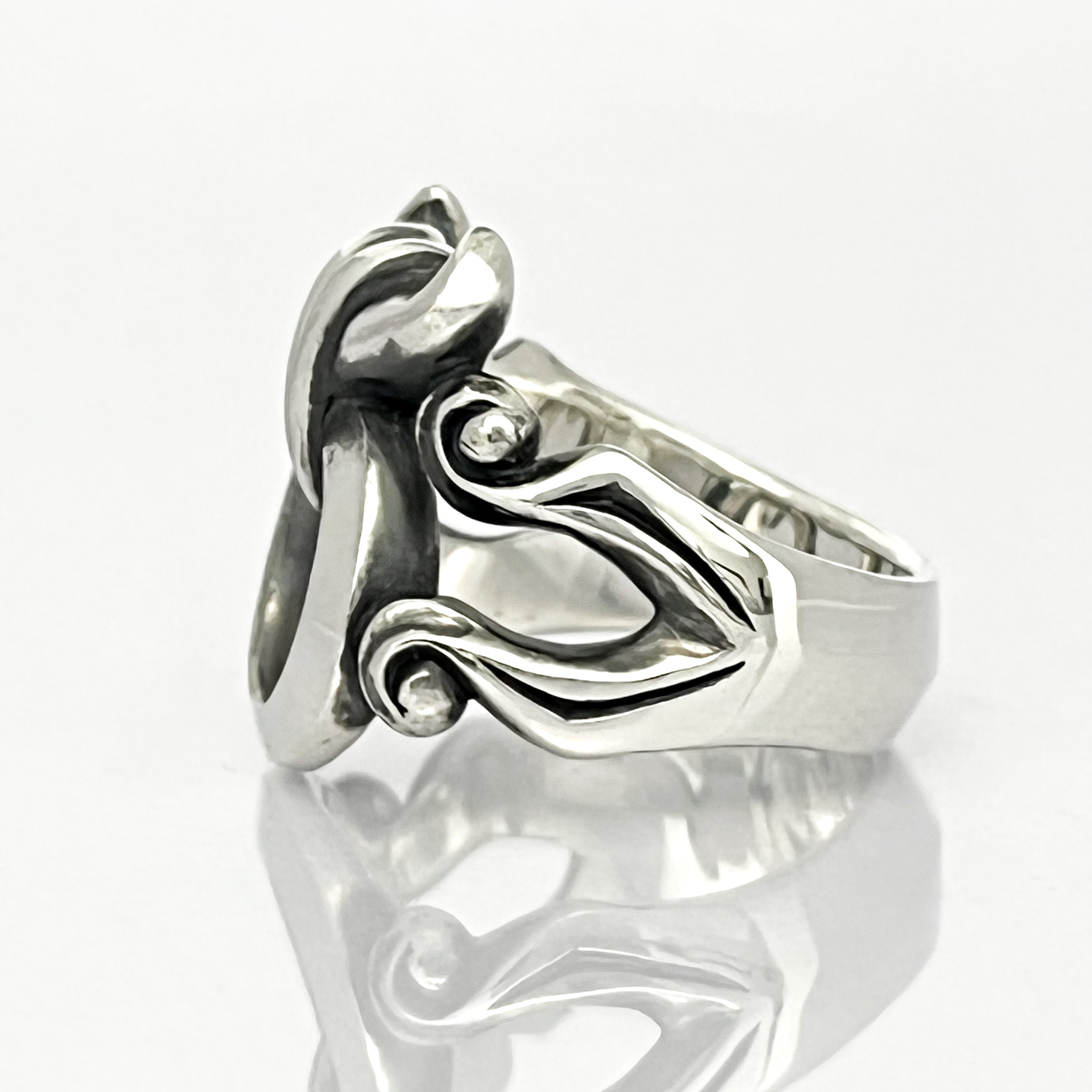 牡牛座のシンボルマークをモチーフにしたシルバータウラスリング