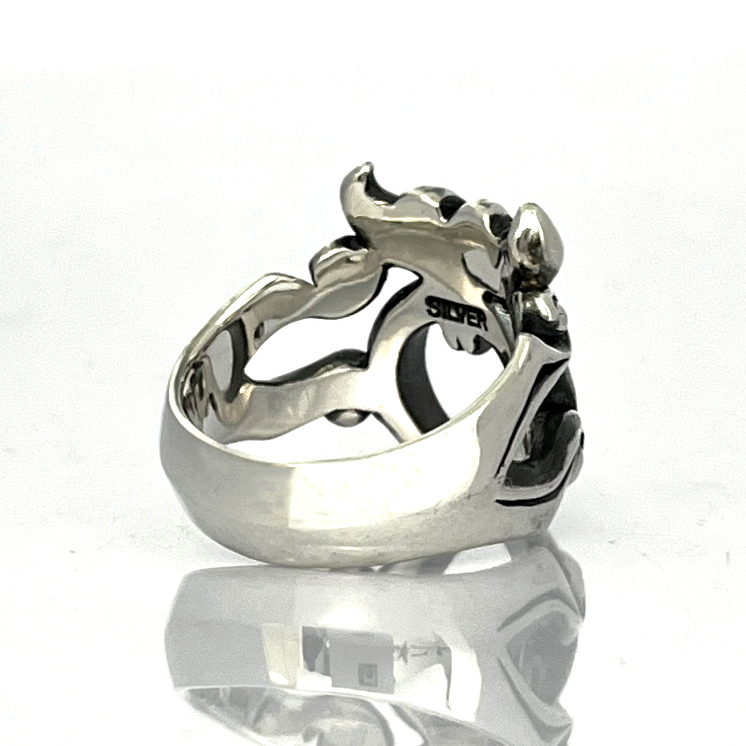 牡牛座のシンボルマークをモチーフにしたシルバータウラスリング