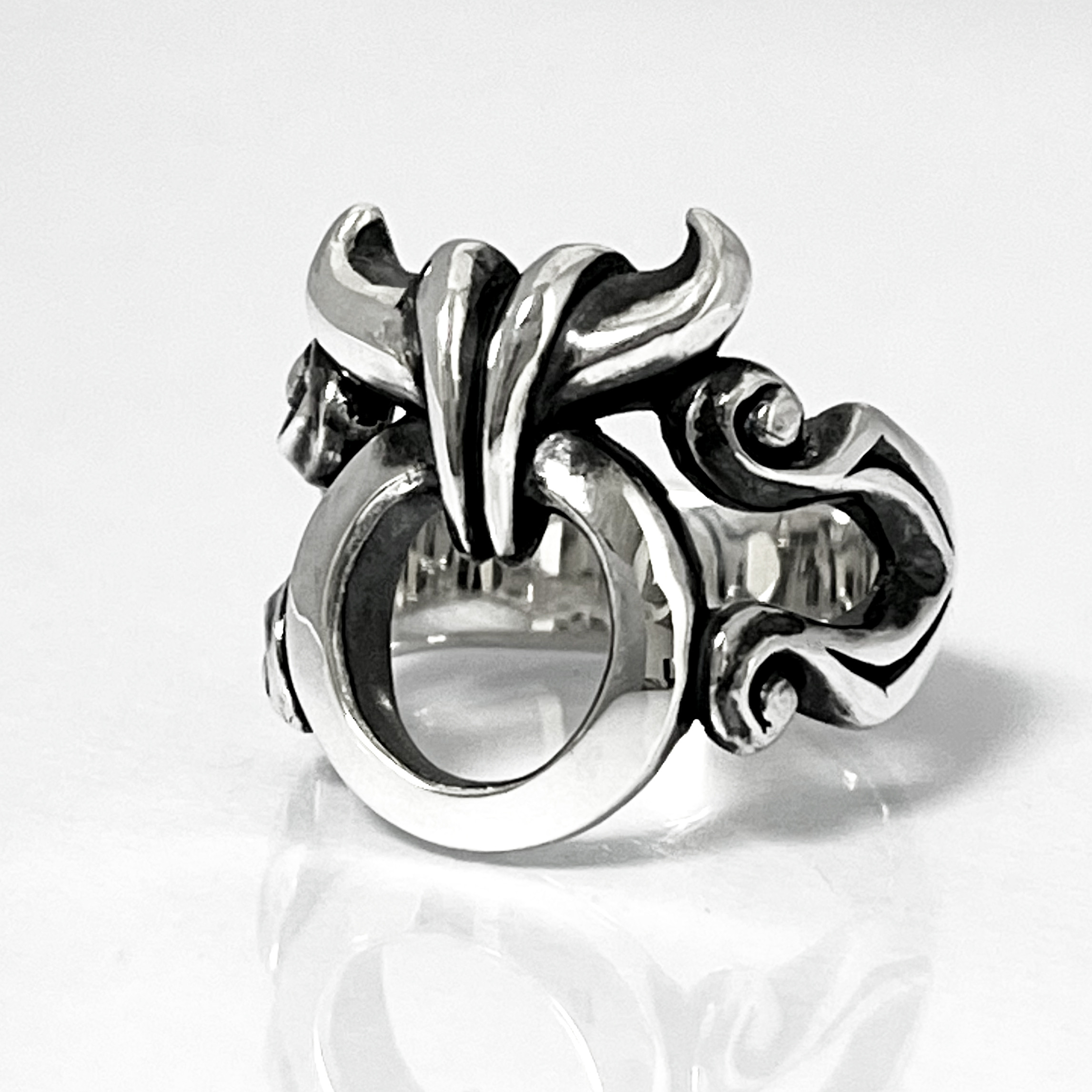 牡牛座のシンボルマークをモチーフにしたシルバータウラスリング