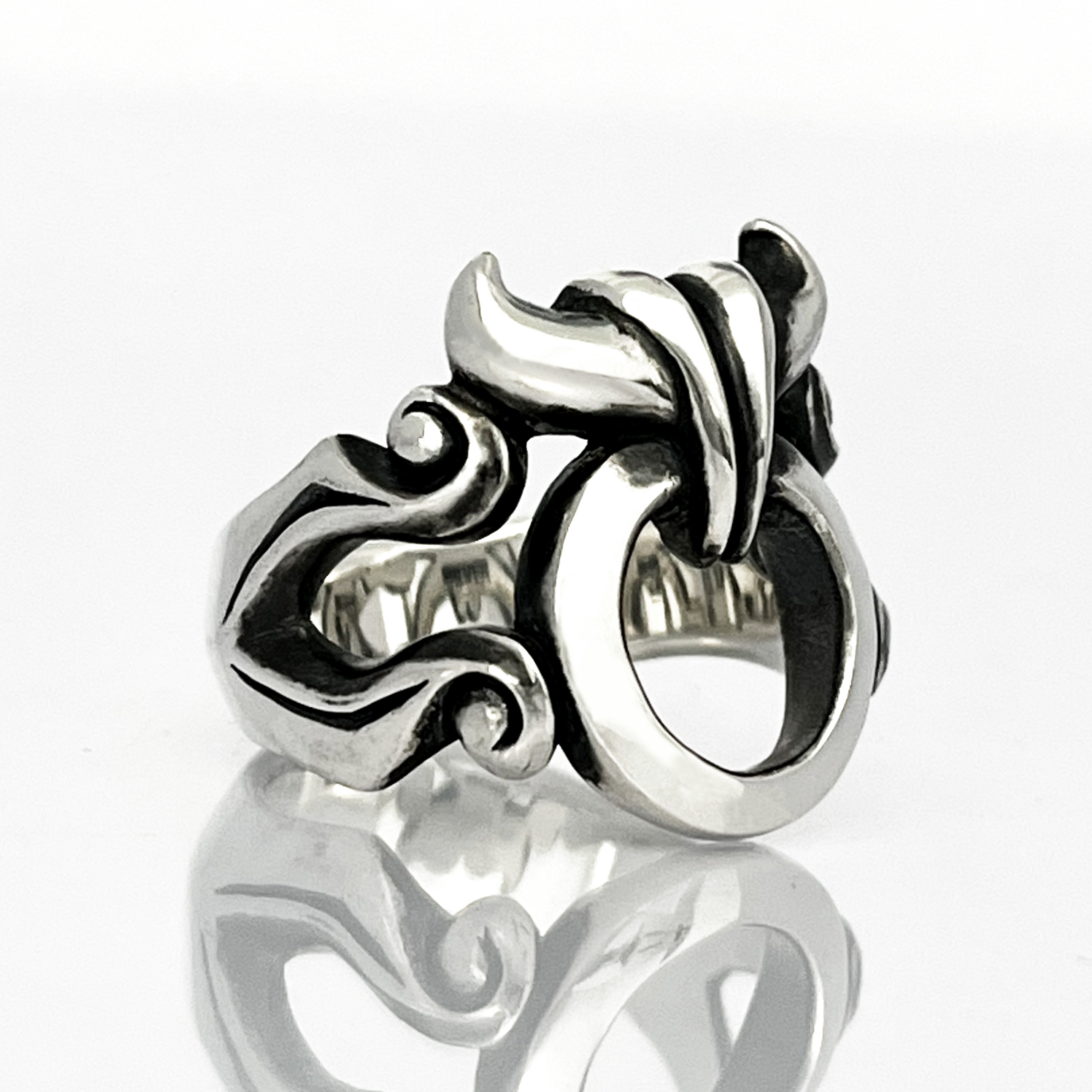 牡牛座のシンボルマークをモチーフにしたシルバータウラスリング