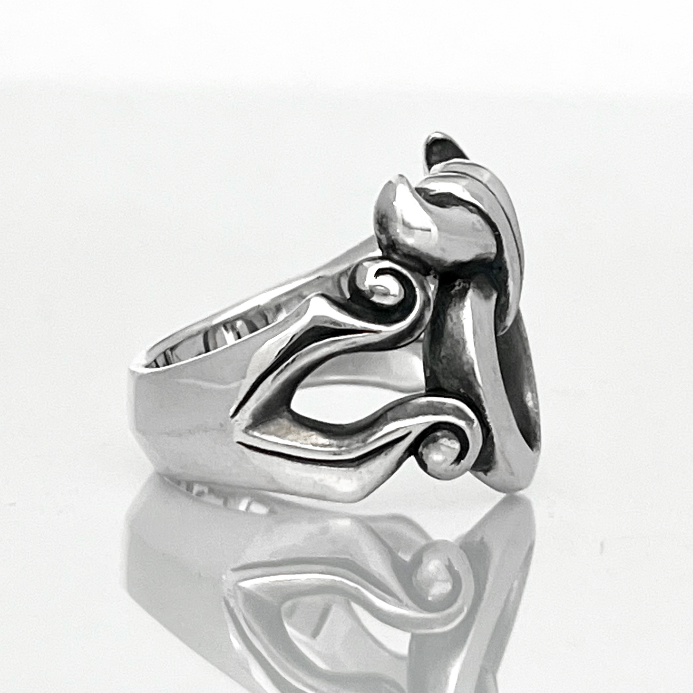 牡牛座のシンボルマークをモチーフにしたシルバータウラスリング