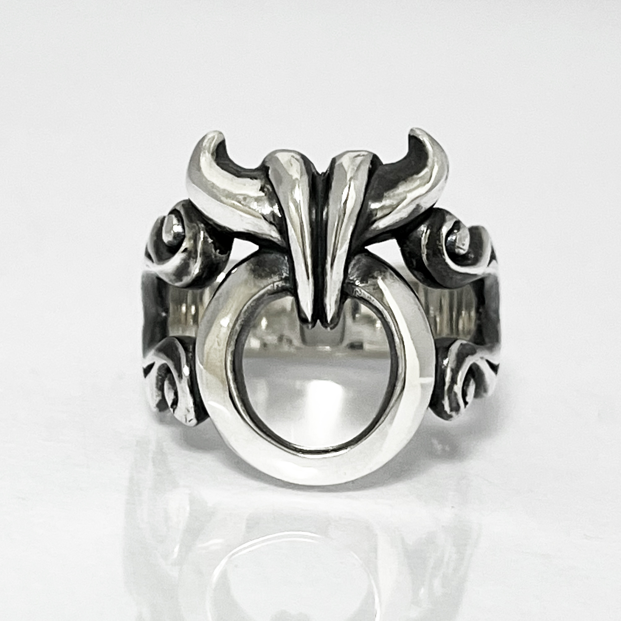 牡牛座のシンボルマークをモチーフにしたシルバータウラスリング