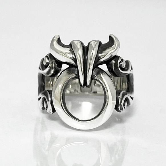 牡牛座のシンボルマークをモチーフにしたシルバータウラスリング 指輪