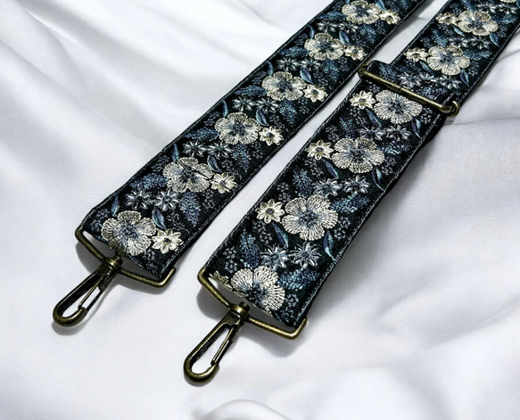 50mm太幅・斜め掛けショルダーストラップ★黒ベルト+墨黒色のシャンタン風生地に薄グレーから青グレーのグラデ花刺繍 2枚目の画像