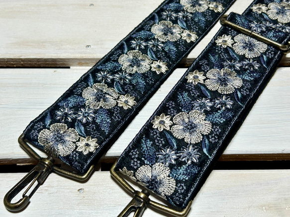 50mm太幅・斜め掛けショルダーストラップ★黒ベルト+墨黒色のシャンタン風生地に薄グレーから青グレーのグラデ花刺繍 1枚目の画像