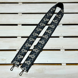 50mm太幅・斜め掛けショルダーストラップ★黒ベルト+墨黒色のシャンタン風生地に薄グレーから青グレーのグラデ花刺繍 5枚目の画像