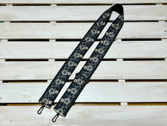 50mm太幅・斜め掛けショルダーストラップ★黒ベルト+墨黒色のシャンタン風生地に薄グレーから青グレーのグラデ花刺繍 5枚目の画像