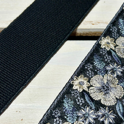 50mm太幅・斜め掛けショルダーストラップ★黒ベルト+墨黒色のシャンタン風生地に薄グレーから青グレーのグラデ花刺繍 4枚目の画像