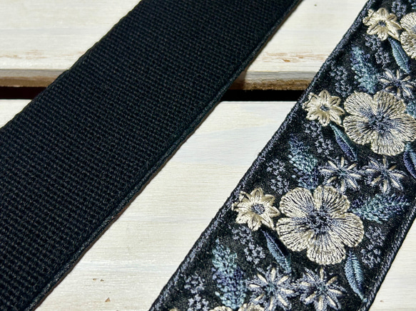 50mm太幅・斜め掛けショルダーストラップ★黒ベルト+墨黒色のシャンタン風生地に薄グレーから青グレーのグラデ花刺繍 4枚目の画像