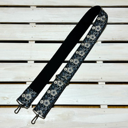 50mm太幅・斜め掛けショルダーストラップ★黒ベルト+墨黒色のシャンタン風生地に薄グレーから青グレーのグラデ花刺繍 6枚目の画像