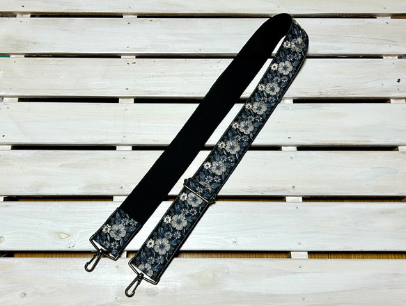 50mm太幅・斜め掛けショルダーストラップ★黒ベルト+墨黒色のシャンタン風生地に薄グレーから青グレーのグラデ花刺繍 6枚目の画像