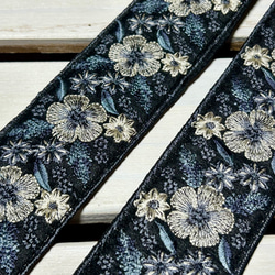 50mm太幅・斜め掛けショルダーストラップ★黒ベルト+墨黒色のシャンタン風生地に薄グレーから青グレーのグラデ花刺繍 3枚目の画像