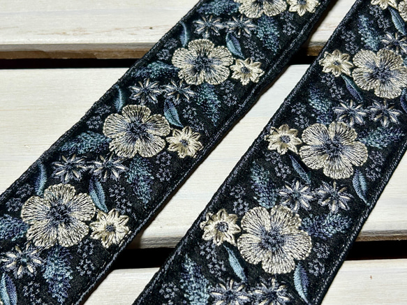 50mm太幅・斜め掛けショルダーストラップ★黒ベルト+墨黒色のシャンタン風生地に薄グレーから青グレーのグラデ花刺繍 3枚目の画像
