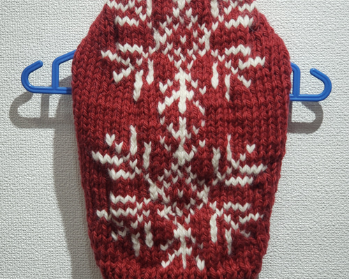 犬服♪雪❄️模様のざっくりとした手編みセーター(赤)(小型犬S~M