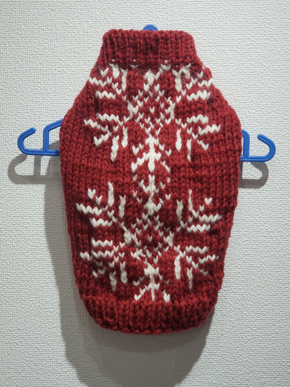 犬服♪雪❄️模様のざっくりとした手編みセーター(赤)(小型犬S~M) 1枚目の画像