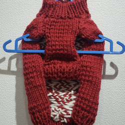 犬服♪雪❄️模様のざっくりとした手編みセーター(赤)(小型犬S~M) 2枚目の画像