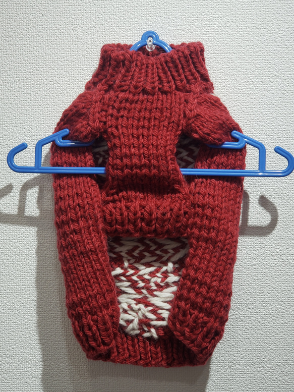 犬服♪雪❄️模様のざっくりとした手編みセーター(赤)(小型犬S~M) 2枚目の画像