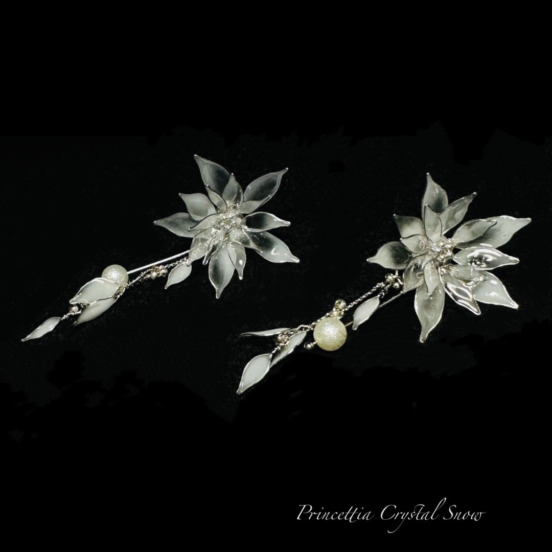 ❄️プリンセチアクリスタルスノー イヤリングとピアス