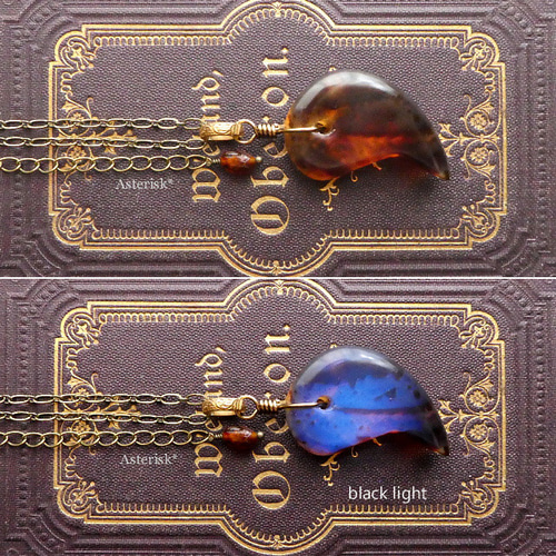 天然琥珀＞ ブルーアンバー 勾玉34×21mm まがたま 青の琥珀の