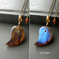 天然琥珀＞ ブルーアンバー 勾玉34×21mm まがたま 青の琥珀の