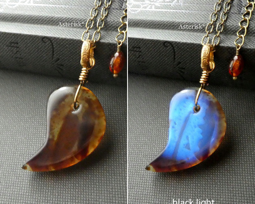 天然琥珀＞ ブルーアンバー 勾玉34×21mm まがたま 青の琥珀の