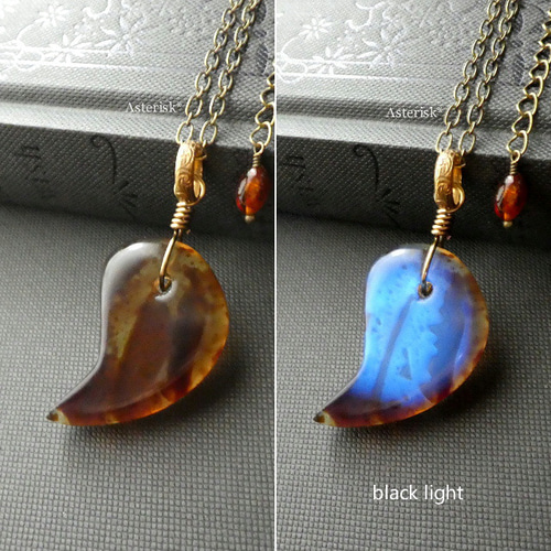 天然琥珀＞ ブルーアンバー 勾玉34×21mm まがたま 青の琥珀の