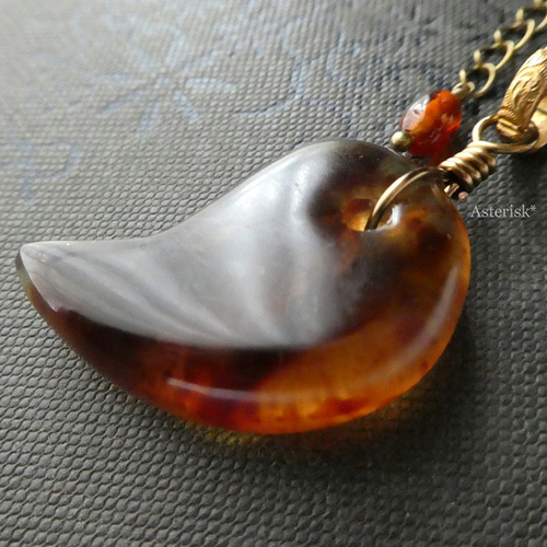 天然琥珀＞ ブルーアンバー 勾玉34×21mm まがたま 青の琥珀の