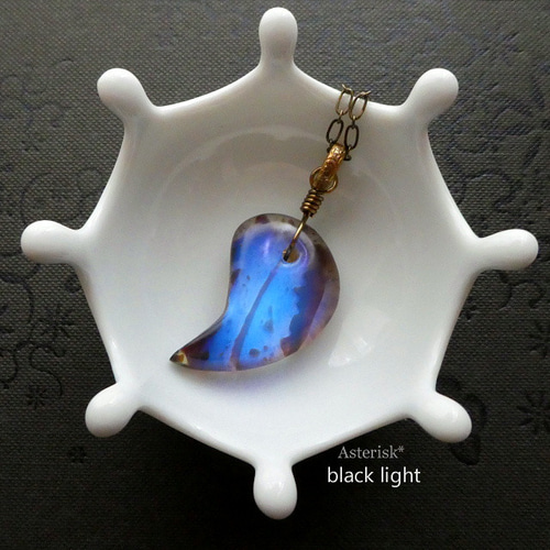 天然琥珀＞ ブルーアンバー 勾玉34×21mm まがたま 青の琥珀の