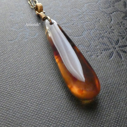 天然琥珀＞ ブルーアンバー しずく 47×12.5mm ドロップ 青の琥珀