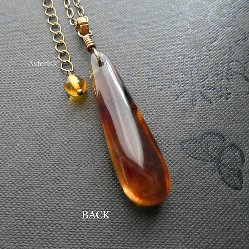 天然琥珀＞ ブルーアンバー しずく 47×12.5mm ドロップ 青の琥珀