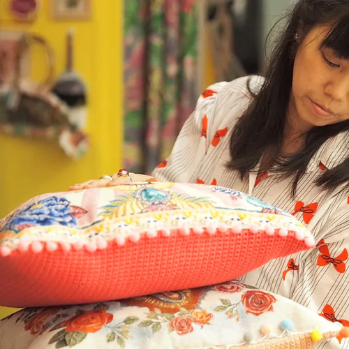 マリア様 ベージュ クッションカバー made in france 手編み 鍵編み