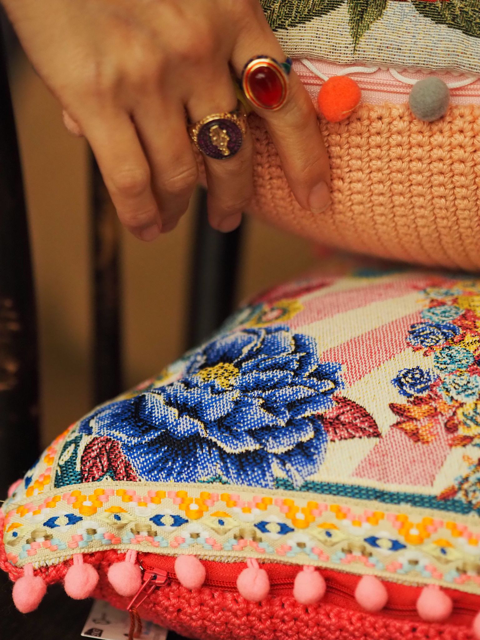 マリア様　ベージュ クッションカバー made in france 手編み 鍵編み