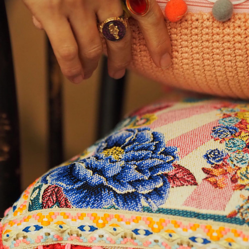 マリア様 ベージュ クッションカバー made in france 手編み 鍵編み