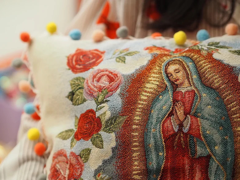 マリア様　ベージュ クッションカバー made in france 手編み 鍵編み