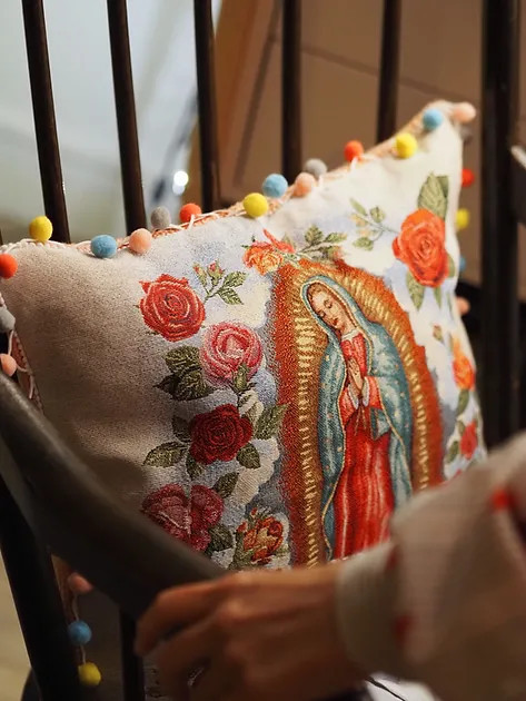 マリア様　ベージュ クッションカバー made in france 手編み 鍵編み