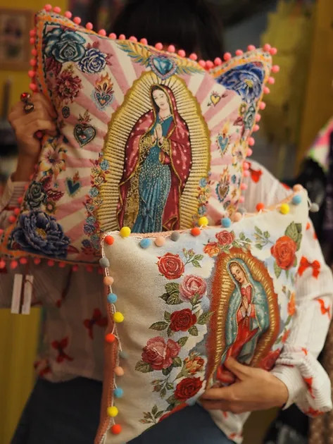 マリア様　ベージュ クッションカバー made in france 手編み 鍵編み